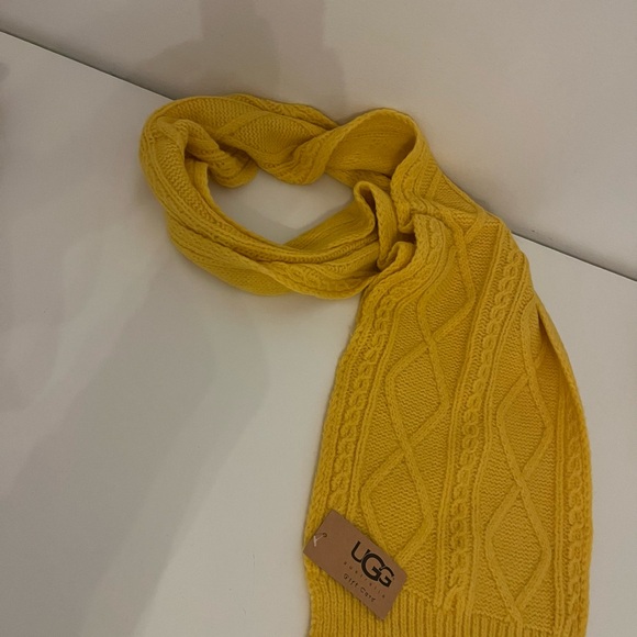 Ugg hat glove scarf set - Picture 3 of 3